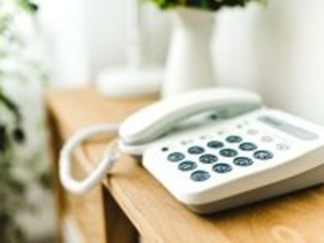 ケチケチせずに年間8万円を節約。固定電話をなくして、シニア夫婦で格安スマホの節約術
