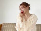 「山本舞香、モデル撮影のオフショット公開！ 春コーデでイチゴをくわえるかわいらしい姿も披露」の画像1