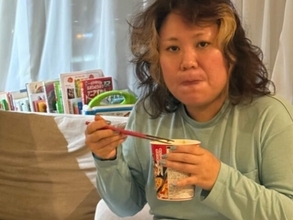 「これが素ですよね」バービー、“働いた食って寝る”カップ麺食べる姿に反響！ 「本当にほっとする」