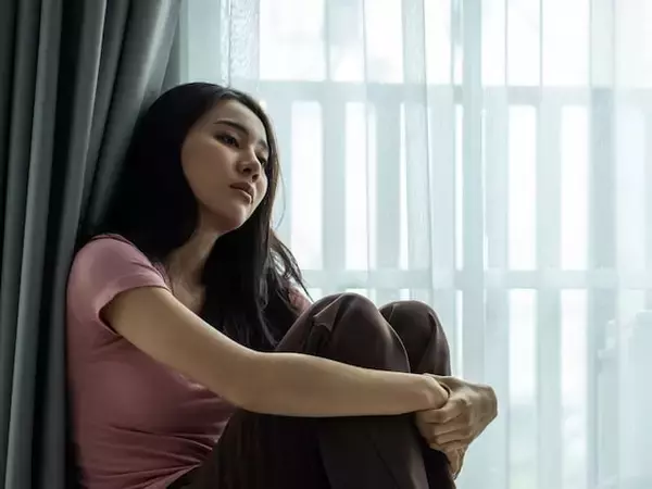 孤独だと死亡リスクが上がる？ 「1日15本の喫煙に匹敵」説も……孤独の健康リスク【脳科学者が解説】