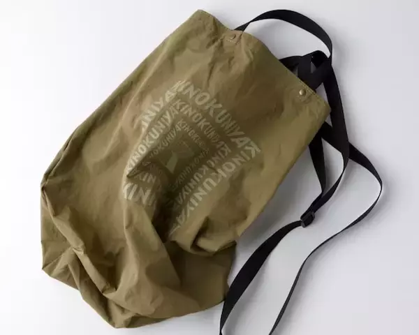 「【紀ノ国屋】斜め掛けできる「折りたたみクロスボディバッグ」が登場！大人カラー2色から選べる」の画像