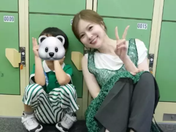 白石麻衣、子どもとの“リンクコーデ”2ショット公開！ 手つなぎショットも「お花を持って会いにきてくれた」