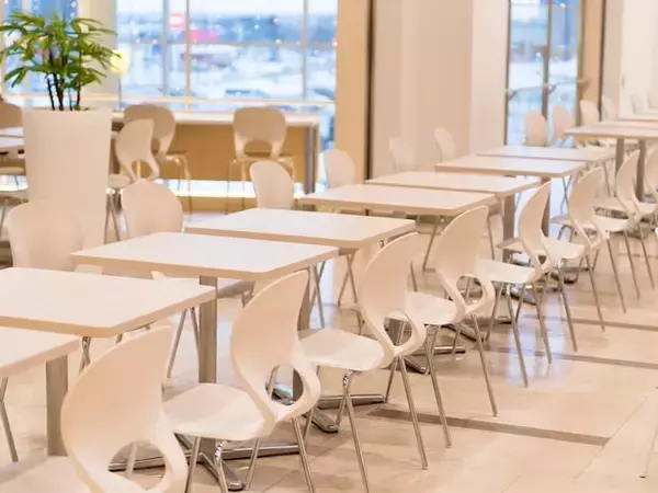 「オレの予約席だからどけ」フードコートで主張する高齢男性にザワッ。夫の「見事な対応」とは