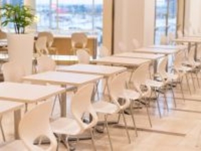 「オレの予約席だからどけ」フードコートで主張する高齢男性にザワッ。夫の「見事な対応」とは