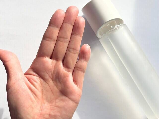 化粧水は、手とコットンどっちで塗るのが正解？ それ以外は？ 塗り方を使い分ける方法も紹介