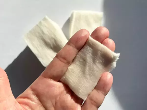 「化粧水は、手とコットンどっちで塗るのが正解？ それ以外は？ 塗り方を使い分ける方法も紹介」の画像