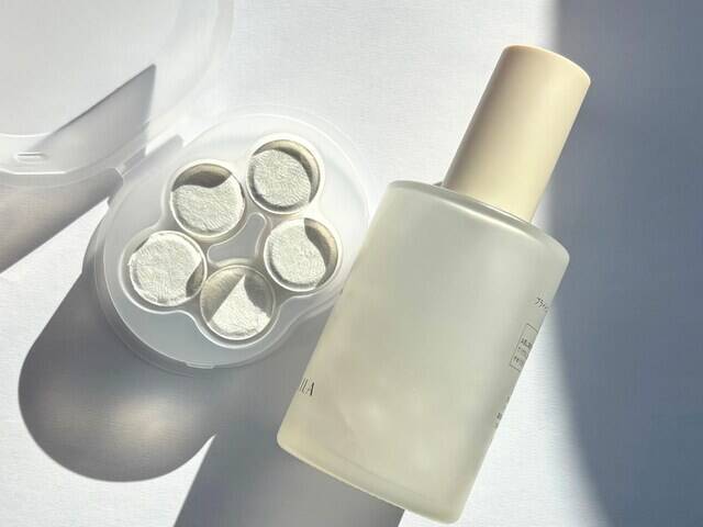 化粧水は、手とコットンどっちで塗るのが正解？ それ以外は？ 塗り方を使い分ける方法も紹介