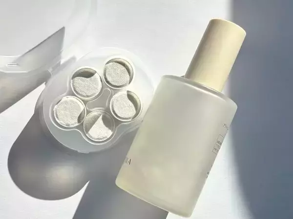 「化粧水は、手とコットンどっちで塗るのが正解？ それ以外は？ 塗り方を使い分ける方法も紹介」の画像