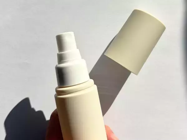 「化粧水は、手とコットンどっちで塗るのが正解？ それ以外は？ 塗り方を使い分ける方法も紹介」の画像