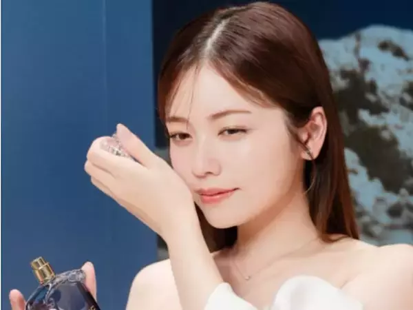 「衣装にドキドキです」小芝風花、オフショルドレスで美デコルテを大胆披露！ 「息を呑む美しさ」