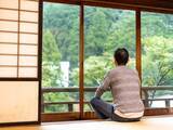 「「宿の快適さは妥協しない」世帯年収650万円・62歳男性が“旅行”のために日々の生活で抑える出費」の画像1