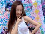 「「やっぱりともちんは永遠のアイドル」板野友美、美脚際立つ“平成ギャル”姿に「あの頃の顔してる」の声」の画像1