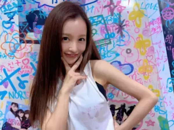 「やっぱりともちんは永遠のアイドル」板野友美、美脚際立つ“平成ギャル”姿に「あの頃の顔してる」の声