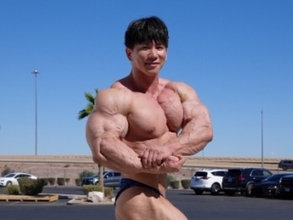 「筋肉に手足が生えてる」横川尚隆、筋肉ショットに「人間の脚じゃない」「THE筋肉の塊」の声！