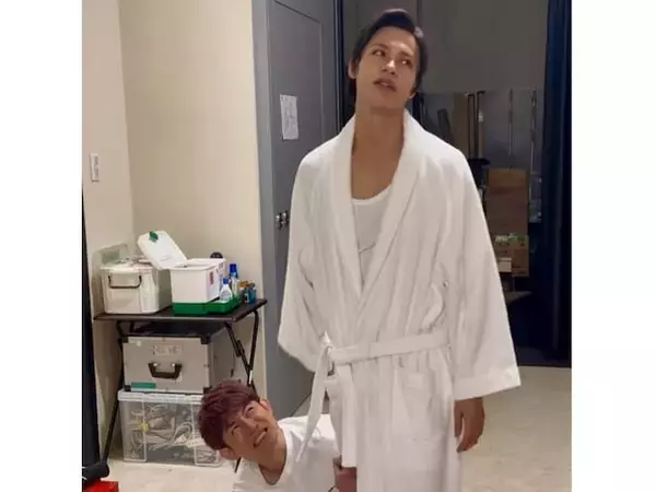 「普通にボコってやった」上田竜也、バスローブ姿で後輩とからむオフショット！「面白すぎる笑」「美脚」