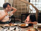 「「こんなに大きくなってる！」峯岸みなみ、娘とお揃いポーズの親子ショット！ 「夫婦似てきた気がする」」の画像1