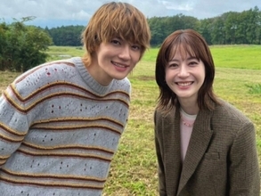 「めっちゃかわいいカップル」佐野勇斗、ドラマオフショットに反響！ 「お似合いな2人」「終わっちゃうの寂しい」