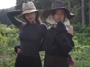 「こんなスタイル抜群で」ローラ、美脚際立つ田植えファッションに絶賛の声「いい色に日焼けしてるね」