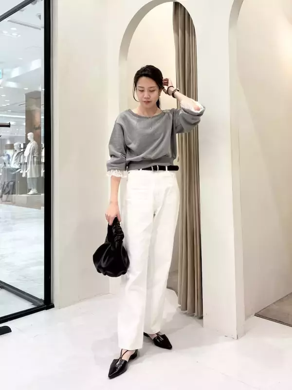 「2026年春夏は「ホワイトデニム」がトレンド！ 40代女性におすすめの「デニムコーデ」4選」の画像
