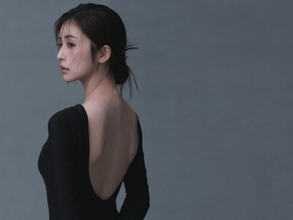 長濱ねる、ざっくりブラックドレスから美背中を大胆披露！ 色気際立つアンニュイな横顔にも注目