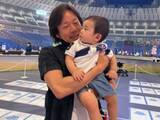 「「ま、孫…！！？」佐藤弘道、孫とのツーショットに驚きの声！「老けなさ過ぎでは!?」「脳内処理不可」」の画像1