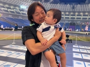 「ま、孫…！！？」佐藤弘道、孫とのツーショットに驚きの声！「老けなさ過ぎでは!?」「脳内処理不可」