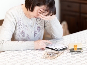 貯金200万円の50代夫婦、義母への「月5万円の仕送り」さえなければ……。妻の「ある決断」に夫は
