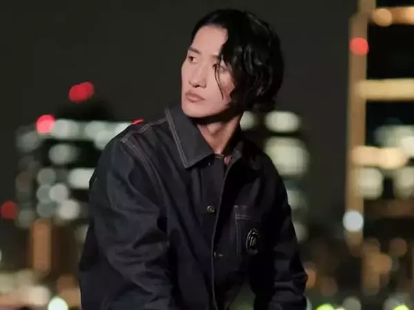 「色気ありすぎ」Snow Man・岩本照、ドルガバを着こなすモデルショットに 「かっこよすぎて呼吸不可！」