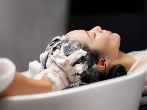 Q. 「美容院のシャンプーは脳卒中リスクがあり危険」って本当？【カイロプラクティック理学士が回答】