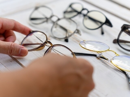 「毎年メガネを新調できる。家族の出費も軽くなった」28歳女性が愛用する株主優待