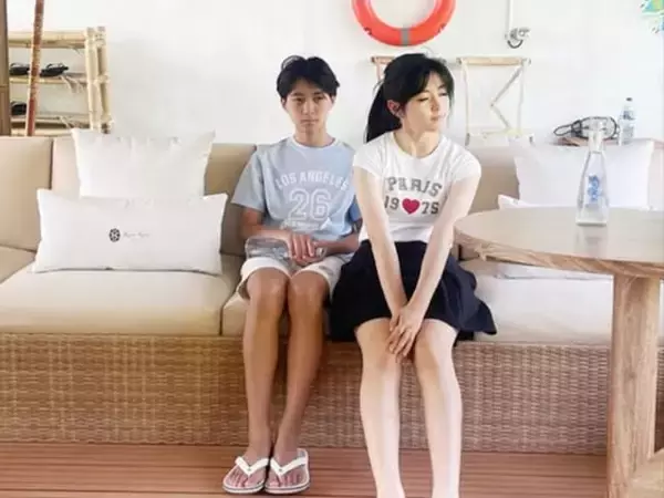 「2人とも、足長い！」市川團十郎の家族旅行ショットに「後ろ姿は恋人同士みたい」「美男美女すぎます」の声