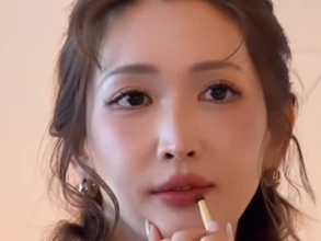 「益々美しくなってる」紗栄子、ヴィトンのリップを塗る美人な姿に反響！ 「なんて可愛くて美しいの」