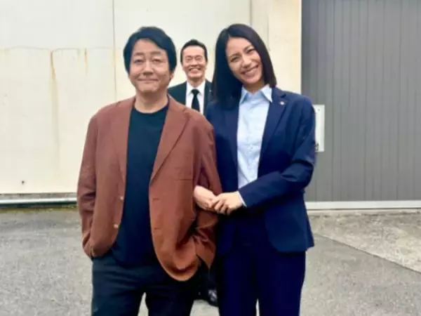 「元夫婦なのに、ラブラブ〜」遠藤憲一、“元夫婦”とのオフショット公開！ 「みなさん脚なが！」