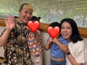丸山桂里奈、“保育園のママ友”と一緒に仕事！ 付き添いの娘との親子ショットも公開「幸せ」