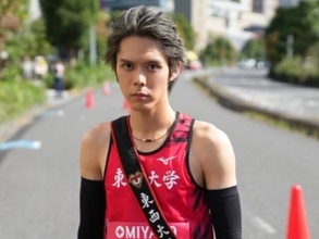 「体脂肪率４％まで身体を絞り込み」駅伝ドラマ出演俳優、役柄ショットに「ものすごい気迫が伝わってきます」反響