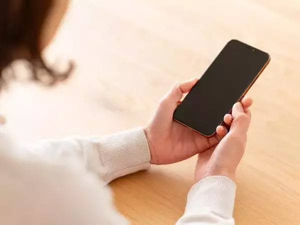 「激しく後悔…」格安キャリアに乗り換えたらまさかの「出費増」37歳女性が通信費の節約に失敗した理由