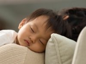 「寝かしつけ」が大変すぎる…赤ちゃんの「眠くなったタイミング」を知る、とても簡単な方法