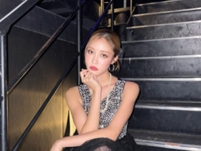 「顔小さすぎるし手足長い」王林、圧巻スタイル際立つ衣装姿披露！ 「美ふくらはぎ」「遠近感バグる」