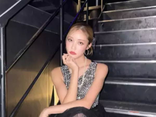 「顔小さすぎるし手足長い」王林、圧巻スタイル際立つ衣装姿披露！ 「美ふくらはぎ」「遠近感バグる」