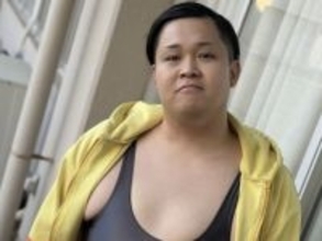 「まじで何事？理解できない」YouTuber、韓国系アイドルコーデに挑戦「食い込みすぎて痛そう」「がちえぐい」