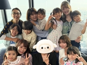 「微笑みの裏が怖い」篠田麻里子、“先生と子供達と”大集合ショット公開「お顔が小さい」「美しい女神様」