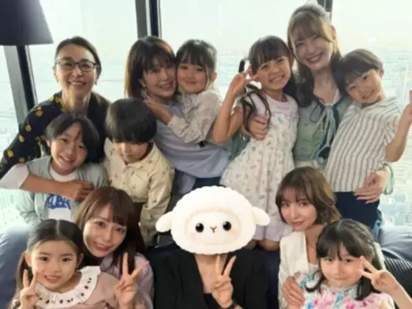 「微笑みの裏が怖い」篠田麻里子、“先生と子供達と”大集合ショット公開「お顔が小さい」「美しい女神様」