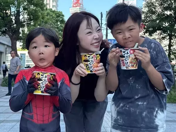 「遺伝子つよすぎて草」あやなん、息子2人との顔出しショットに「あやなんにもしばゆーにも激似」「なんだこれwww」