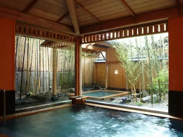 「【兵庫県で泊まってよかった】「城崎温泉 西村屋本館」は数寄屋造りの趣と日本庭園に癒やされる、格式ある伝統の宿」の画像