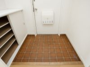 「良かれと思って」が汚れを悪化させる!? 玄関掃除で「やってはいけないNG行動」6選