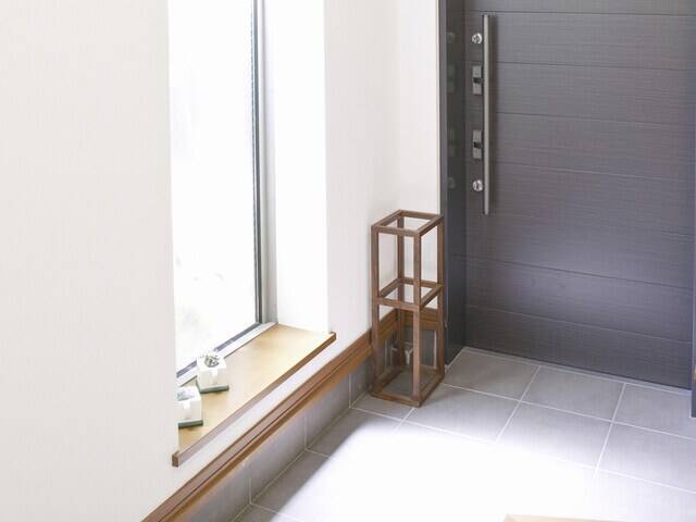 「良かれと思って」が汚れを悪化させる!? 玄関掃除で「やってはいけないNG行動」6選