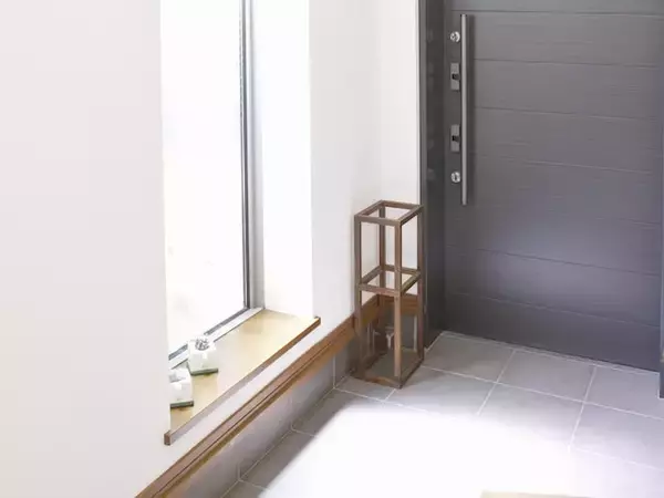 「「良かれと思って」が汚れを悪化させる!? 玄関掃除で「やってはいけないNG行動」6選」の画像