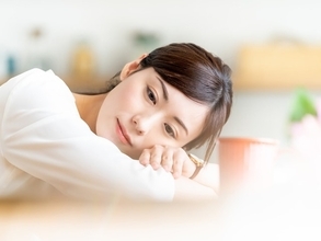 「実家暮らしがやめられません」34歳女性、年収300万円、貯金約80万円。生活の苦労を明かす