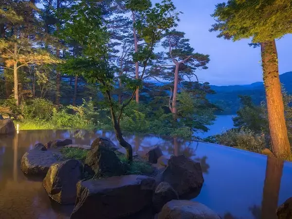 【福島県で泊まってよかった】「裏磐梯レイクリゾート 五色の森」は桧原湖と磐梯山を望む高原リゾート。四季折々の絶景に包まれながら、上質な休日を