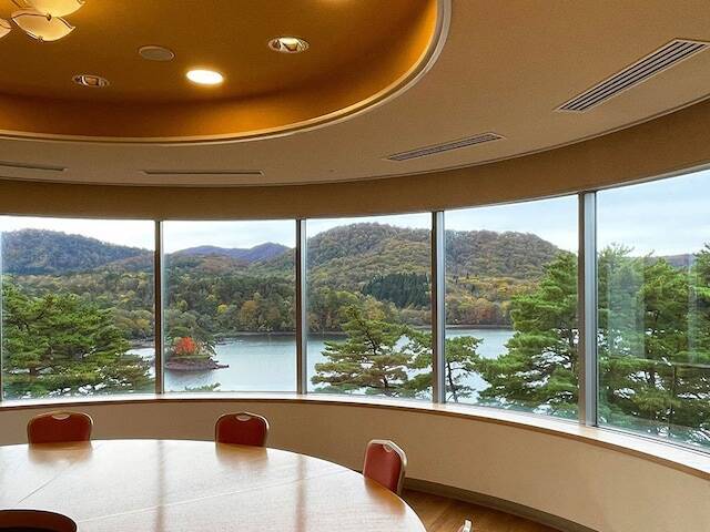 【福島県で泊まってよかった】「裏磐梯レイクリゾート 五色の森」は桧原湖と磐梯山を望む高原リゾート。四季折々の絶景に包まれながら、上質な休日を